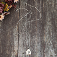 Collier ras du cou avec pendentif en pierre précieuse turquoise de 2 cm, style bijoux du Sud-Ouest, avec gravure d'animal de ferme, modèle 'Tiny Cow Ear Tag'