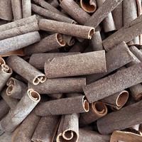 Écorce de Cassia Entière et Épaisse avec Peau Extérieure et Poudre de Cannelle Moulu, Matière Première Épicée pour la Transformation Alimentaire, Approvisionnement en Grande Quantité