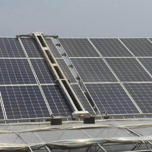 Robot de nettoyage de panneaux solaires CN-63 EITAI avec brosse industrielle automatique pour le lavage et le nettoyage des panneaux solaires dans les fermes photovoltaïques - Product Image 1