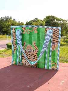 Sac en coton matelassé à motifs floraux imprimés à la main, conçu pour un usage quotidien réutilisable, avec rembourrage doux et intérieur spacieux - Product Image 4