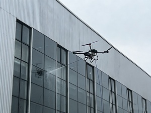 Drone de nettoyage à haute pression <span class=keywords><strong>pour</strong></span> bâtiments, panneaux solaires et fenêtres - Drone de nettoyage commercial - Product Image 1