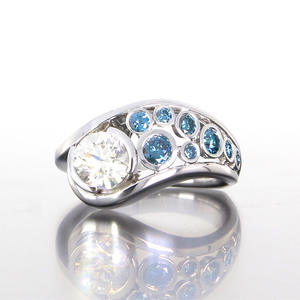 Anello da Donna F1705 in Oro Bianco con Diamanti e Zaffiri Blu Laterali, Taglio Brillante Rotondo, Anello di Fidanzamento con Diamante Naturale - Product Image 4