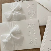 Carte d'invitation de mariage personnalisée, blanche, avec lettrage en relief, impression typographique, papier offset, nœud en soie, élégante et luxueuse, avec enveloppe.