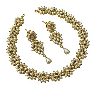 Conjunto de collar chapado en oro con aspecto de perlas de alta calidad con estilo encantador con pendientes para boda para mujeres y niñas - Product Image 2