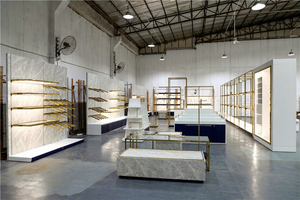 Espositori di Lusso Premium per Negozi di Borse e Valigie, Stand Personalizzabili Oro e Bianco per Boutique di Borse - Product Image 1