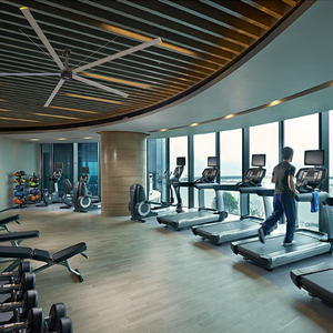 Ventilador de techo comercial Apogee con logotipo OEM IP65 en gimnasio con motor de ventilador HVLS - Product Image 5