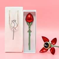 YUANQI Collier avec pendentif en forme de bouquet de roses métalliques romantiques, boîte cadeau pour la Saint-Valentin et les mariages