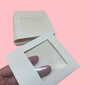 ซองกระดาษการ์ดสีขาว ซองคราฟท์แบบกำหนดเอง ซองรีไซเคิลพร้อมหน้าต่าง PVC สำหรับภาพถ่ายบุคคล ภาพถ่ายพอร์เทรต - Product Image 1
