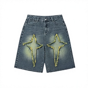 Shorts en jean délavé Huanqiu Streetwear pour homme, coupe décontractée, jambe large, avec patch étoile jaune effiloché - Product Image 1