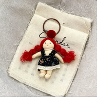 Porte-clés poupée fille en tissu tressé à queue de cheval, cousu main, avec jolie jupe florale, pendentif et breloque de sac polyvalente