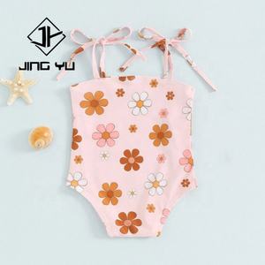 Traje de Baño Infantil de una Pieza con Tirantes, Diseño de Textura Premium del Fabricante, Protección Solar, Tejido Reciclable, Estampado - Product Image 3