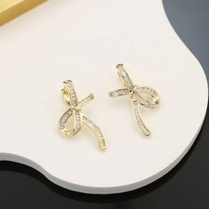 Pendientes de Botón Geométricos de Plata de Ley 925 Chapados en Oro con Incrustaciones de Circonita, Diseño Versátil de Alta Gama con Lazo de Cinta, Personalizados para Mujer - Product Image 4
