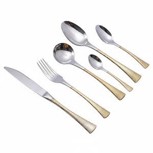 ชุดเครื่องใช้บนโต๊ะอาหารสแตนเลสสตีลโทนสีทองพร้อมด้ามจับลายนูนทรงสี่เหลี่ยมผืนผ้า - Product Image 1