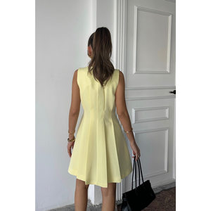 Vestido Amarillo Sin Mangas con Pliegues y Detalles de Costura, Estilo Casual - Product Image 1