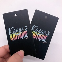 Étiquettes à suspendre en relief personnalisées de vente chaude étiquettes de vêtement en carton noir 800gsm étiquettes de vêtements