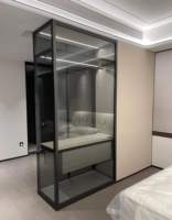 Dressing minimaliste avec coiffeuse flottante, structure en acier, verre dépoli, éclairage LED