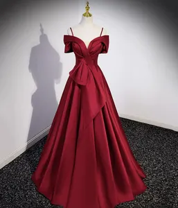 Elegante Red Spaghetti Strap V-Neck Satin Evening Party Dress Slim Fit Plissado Voltar Lace Up Prom Vestido para Mulheres Vestidos De Noche