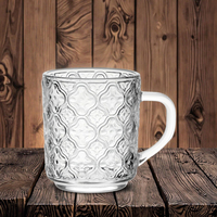 Mug en verre à motif de trèfle à quatre feuilles de 250 ml. Texture géométrique ornée et poignée incurvée. Idéal pour les boissons chaudes.