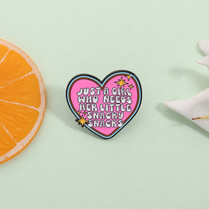 Solo una chica que necesita su pequeño Snacky Snacks, alfileres esmaltados, broche romántico de corazón rosa, insignia de solapa, regalos de joyería al por mayor - Product Image 2
