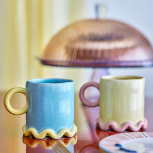 Taza de cerámica con diseño divertido de volantes en la base para agua, leche, té, capuchino y café - Product Image 1