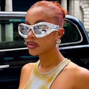 Lunettes de soleil tendance 2025 pour hommes, monture large argentée, protection UV400, style Y2K, lunettes de soleil œil de chat pour femmes - Product Image 2