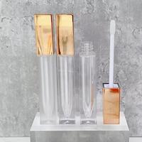 Vente en gros de tubes de brillant à lèvres carrés vides en plastique givré rose clair mignons avec logo personnalisé