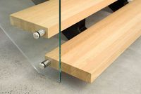Escalier flottant moderne en acier au carbone à poutre unique avec marches en bois de hêtre pour usage intérieur