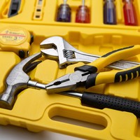 Kit de 12 outils essentiels multifonctions VOKEX en acier à haute teneur en carbone pour l'entretien domestique et le bricolage : pinces, marteau, clé, ruban adhésif, lame, quincaillerie