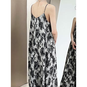 เดรสลายดอกไม้ฤดูร้อนปี 2025 สำหรับผู้หญิง สวยงาม พิมพ์ลายหมึก สไตล์โกธิค หวาน ความยาวปานกลาง ช่วยให้ดูผอม ช่วงหลังเปลือย เซ็กซี่ - Product Image 3