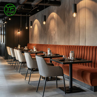 Ensemble de mobilier de restaurant commercial sur mesure avec banquettes, tables en pierre frittée et chaises en cuir pour café, bistrot, hôtel