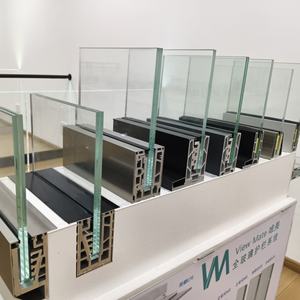 מעקה מרפסת מזכוכית מחוסמת ללא מסגרת בעיצוב VM עם מערכת מעקות זכוכית עם פרופיל אלומיניום בצורת U ותאורת LED - Product Image 3