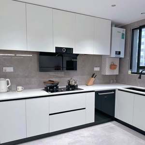 Cuisine en bois massif de frêne blanc antique majestueuse, assemblée, avec un charme classique - Product Image 1