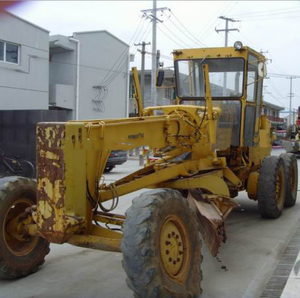 Niveleuse d'occasion KOMATSU 511 d'origine japonaise en bon état à prix réduit Excellentes performances - Product Image 2