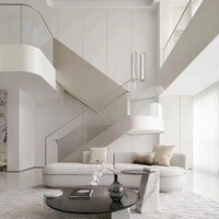 Escalier flottant intérieur de villa moderne et minimaliste avec rampes en verre trempé sans cadre, haut de gamme et transparent