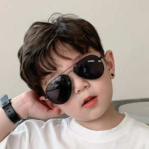 Gafas de sol polarizadas británicas NextRoad con protección UV400 para niños y niñas, gafas de sol ópticas de estilo pionero para niños - Product Image 1