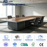 Table de conférence carrée avec plateau épais, fente de gestion des câbles centrale, extrémités arrondies, placage bois, table de réunion de bureau moderne
