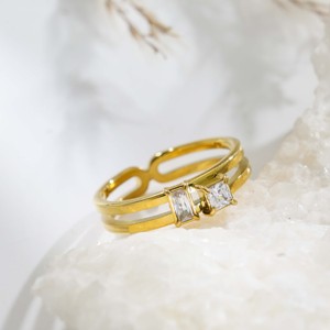 Anillo de Acero Inoxidable con Circonita Cuadrada de Doble Capa, Estilo Lujoso y Ligero, Accesorio Dorado Elegante para Regalo y Uso Diario - Product Image 4
