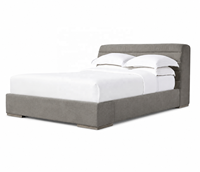 Lit plateforme moderne de luxe en velours gris, cadre de lit capitonné horizontal avec pieds en bois vieilli pour projets hôteliers et villas