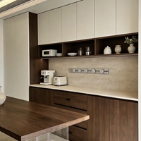 Buffet moderne de luxe vert clair, station de bar à café, armoire à vin en bois, meuble de rangement avec porte en pierre de quartz pour salle à manger