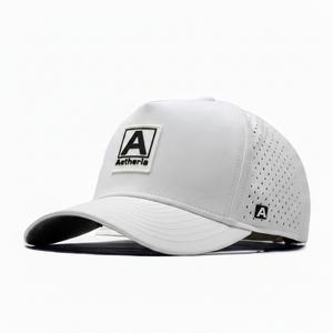 Gorras Deportivas Personalizadas de Secado Rápido con Logotipo de Goma Estructurada, 5 Paneles, Impermeables, con Orificios Cortados con Láser y Cierre a Presión - Product Image 1