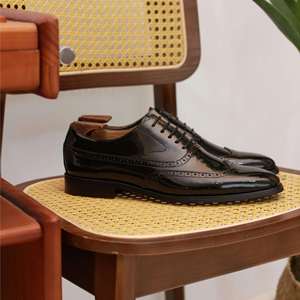 รองเท้าหนังแกะสลักแบบใหม่สไตล์อังกฤษสำหรับผู้ชาย หัวเหลี่ยม ผูกเชือก น้ำหนักเบา ระบายอากาศได้ดี กันลื่น แบบ Brogue Oxford เหมาะสำหรับใส่ไปทำงาน - Product Image 2