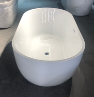 Baignoire autoportante moderne et minimaliste pour intérieur, simple et intégrée, idéale pour projets hôteliers et gîtes.