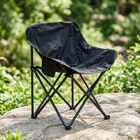 Chaise longue pliante d'extérieur avec siège en tissu, structure à jambes croisées, dossier haut et poche de rangement