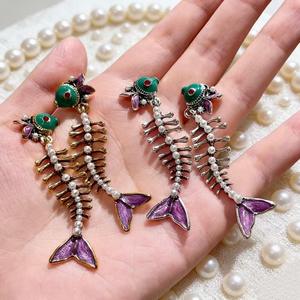 Boucles d'oreilles vintage en forme de squelette de poisson avec perle d'imitation en alliage de zinc, bijoux de fête pour femmes - Product Image 2