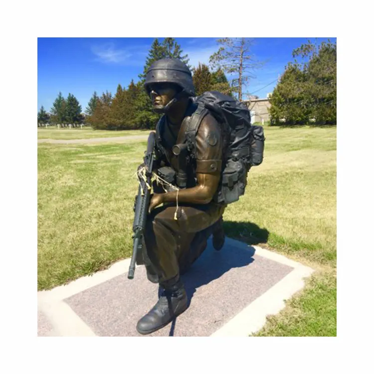 उद्यान सजावट के साथ जीवन आकार धातु सैनिक मूर्तिकला पीतल कांस्य सैनिक बंदूक प्रतिमा