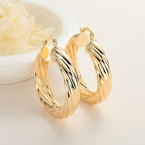 Pendientes de Aro Huggies de Lujo para Mujer, Exquisitos, Chapados en Oro de 18K con Zirconia, Joyería Fina para Mujer, Regalo al por Mayor, Pendientes de Moda con Diseño Trenzado - Product Image 4