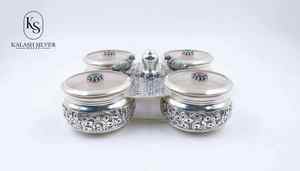 Ensemble de quatre bols traditionnels en argent pur Kumkum Haldi Chawal avec support central, accessoire de Pooja artisanal pour le temple à domicile - Product Image 2