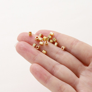 Cuentas espaciadoras cuadradas chapadas en oro de 4 mm para la fabricación de pulseras y accesorios de joyería - Product Image 4