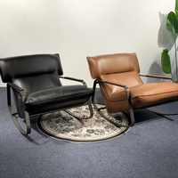 Fauteuil à bascule moderne en similicuir PU style Cass, avec structure métallique, pour salon et chambre à coucher