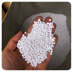 גרגירי פלסטיק חדשים מ-<span class=keywords><strong>PVC</strong></span> קשיח בצבע לבן טיטניום, תוצרת סין, דרגה מיוחדת, לייצור סרטים ויציקה - Product Image 1